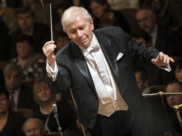 A� Ji�&iacute;mu B�lohl&aacute;vkovi roku 2022 vypr&scaron;&iacute; smlouva, bude &scaron;&eacute;fdirigentem �esk&eacute; filharmonie rovn&yacute;ch 10 let.