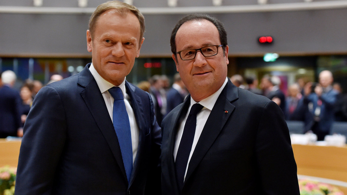 Pedseda Evropsk rady Donald Tusk a francouzsk prezident Francois Hollande na summitu EU.