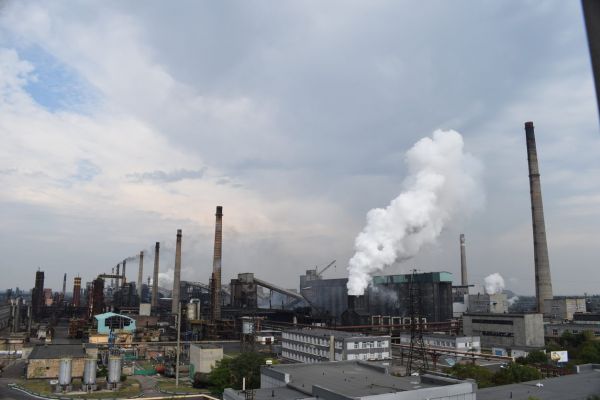 Foto: Vyrob&iacute; tis&iacute;ce tun koksu denn�, uh&yacute;baj&iacute; ale p�ed raketami. Pod&iacute;vejte se do koks&aacute;rny v Avdijivce