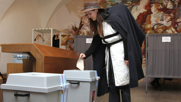 K volbám, nebo na čundr? Odhodlání mladých voličů ještě neznamená, že skutečně všichni z nich k urnám dorazí.