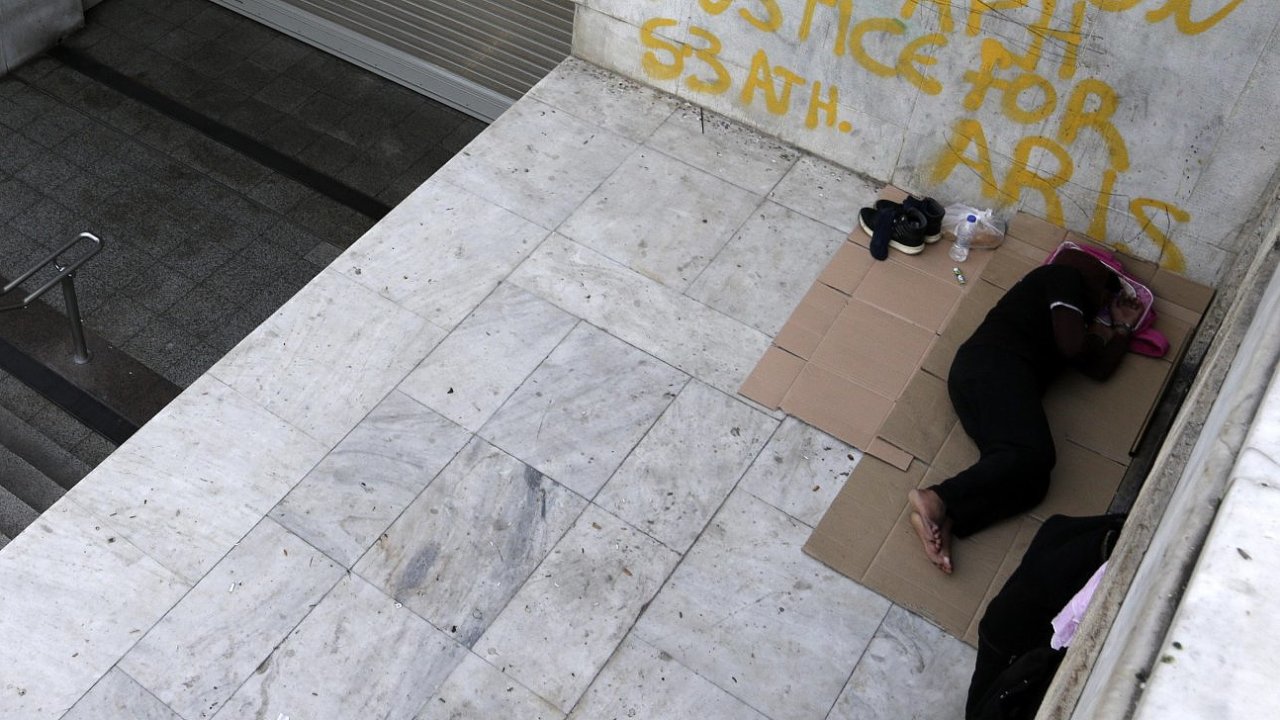 Bezdomovec spc mimo uzavenou stanici metra Syntagma