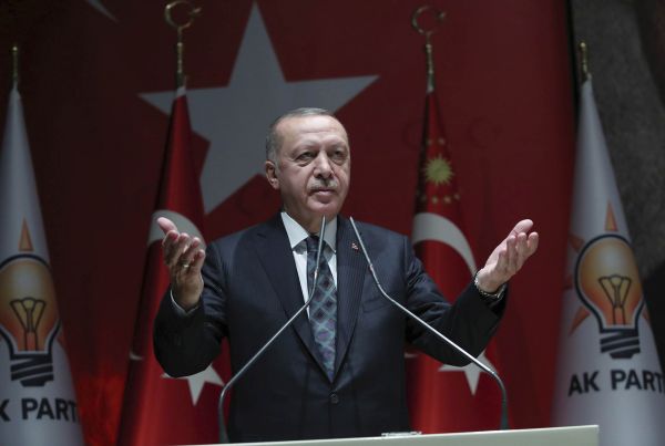 Turecký prezident Recep Tayyip Erdogan pi projevu na sjezdu své Strany spravedlnosti a rozvoje (AKP)