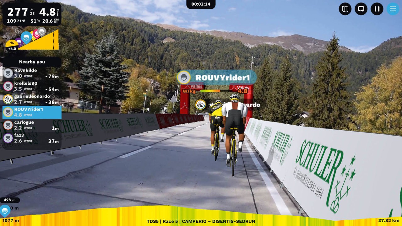 Zábìry z aplikace Rouvy, jak je na obrazovce chytrých cyklotrenažerù vidí závodníci.