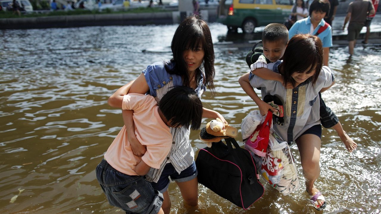 Obyvatelky Bangkoku se brod pes rozvodnnou ulici