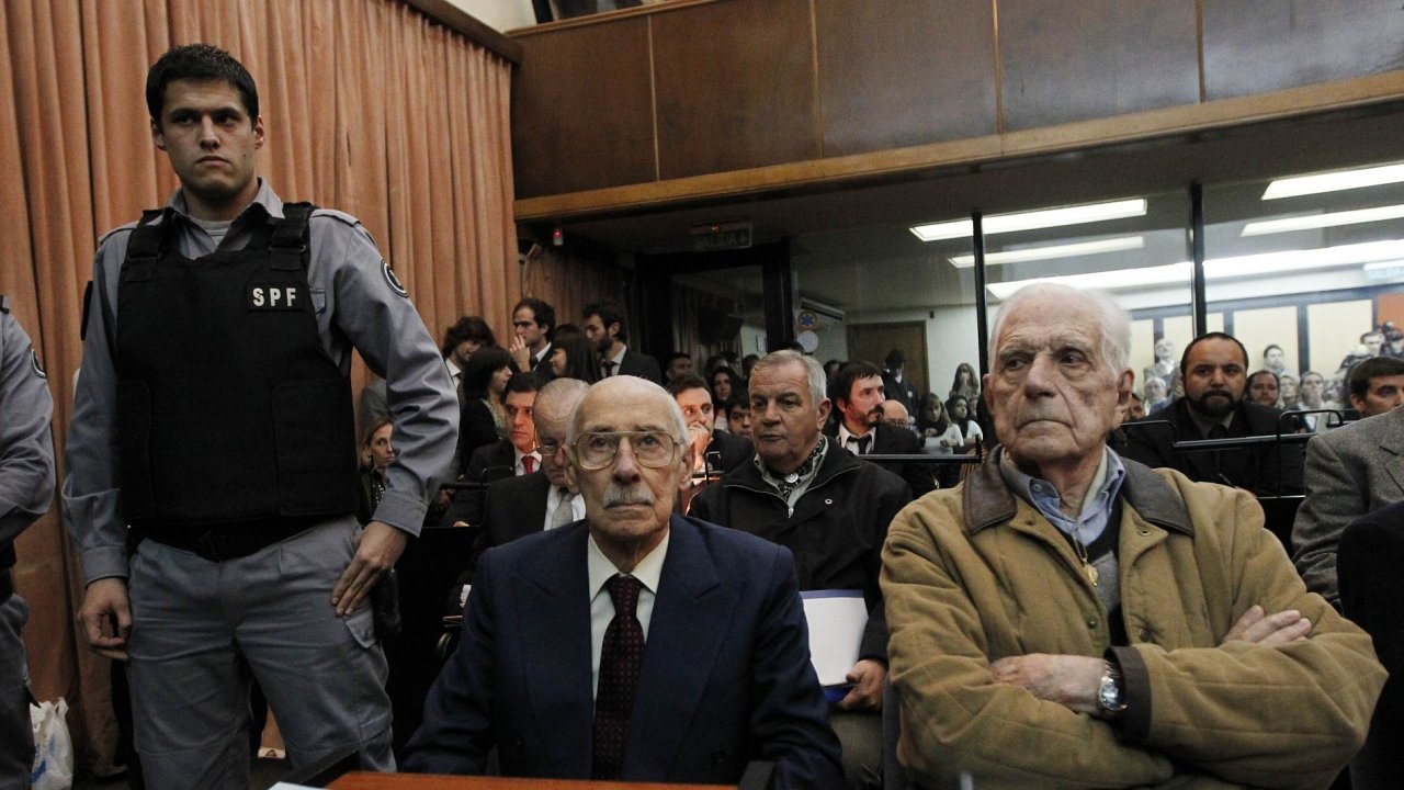Bval argentint dikttoi Jorge Videla a Reynaldo Bignone poslouchaj verdikt argentinskho soudu.
