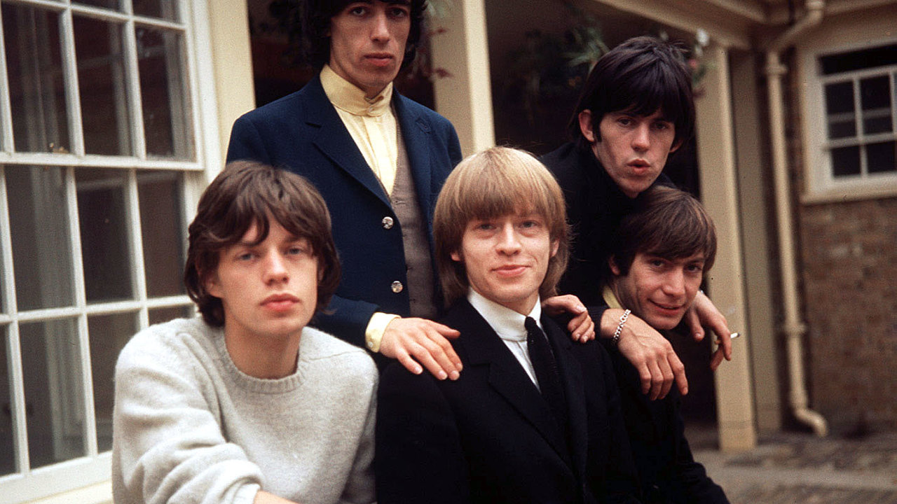 Stouni v roce 1964. Stojc zleva  Keith Richards, Bill Wyman, sedc zleva  Mick Jagger, Brian Jones a Charlie Watts