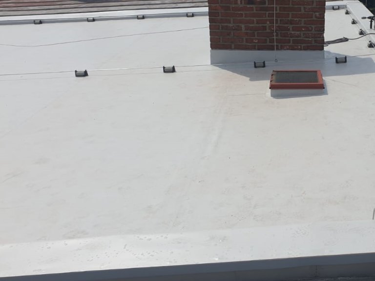 Stecha s novou krytinou a hromosvodem pipraven na instalaci panel