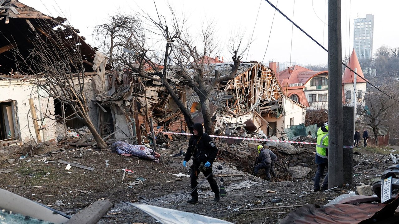 Znien domy v Kyjev po ruskm raketovm toku.