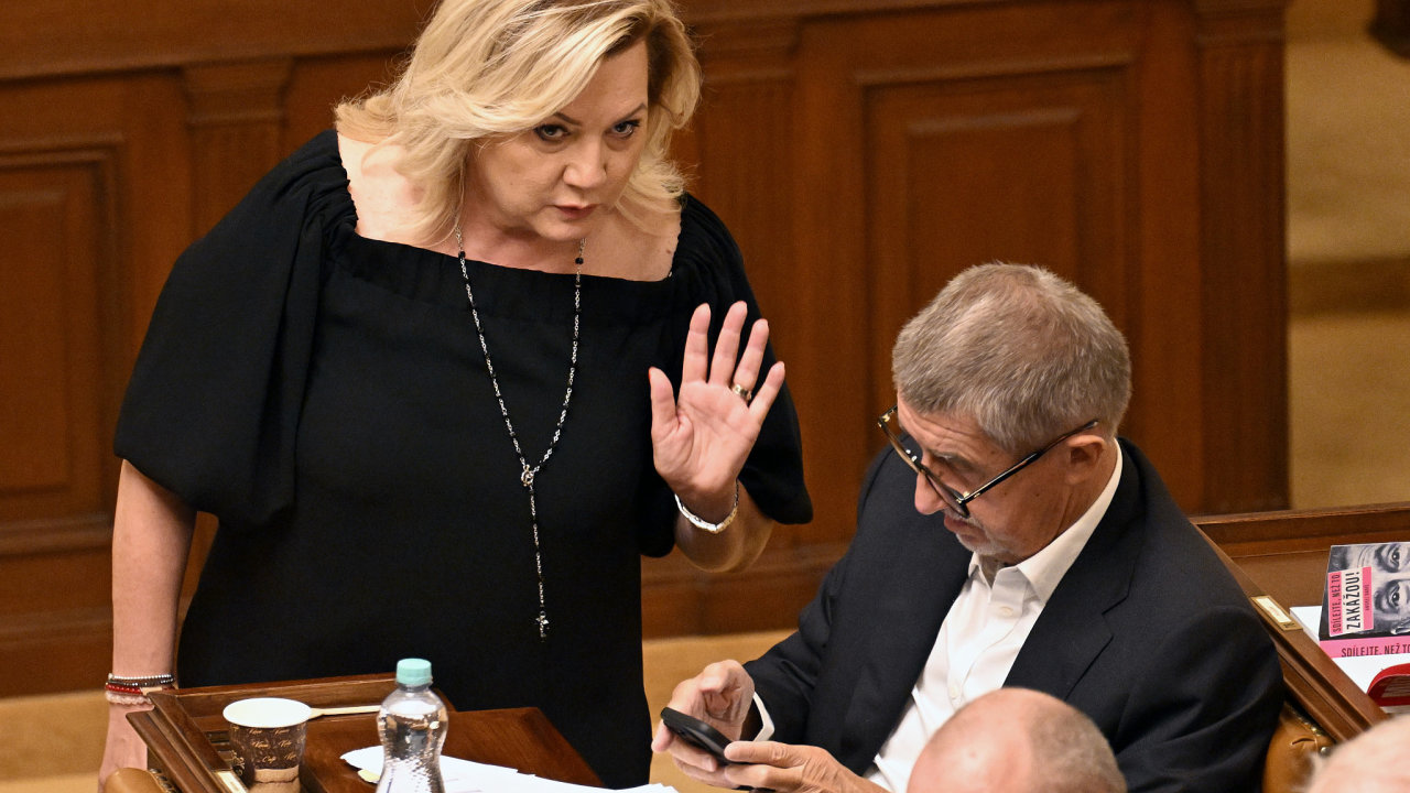 Alena Schillerov (ANO) a Andrej Babi (ANO) na schzi Snmovny ke schvalovn vldnho konsolidanho balku, 22. z 2023.