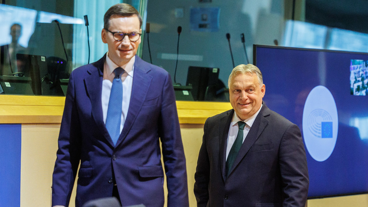 Diskuse o migran politice EU v Evropskm parlamentu v Bruselu Bval polsk premir Mateusz Morawiecki (vlevo) a maarsk premir Viktor Orbn