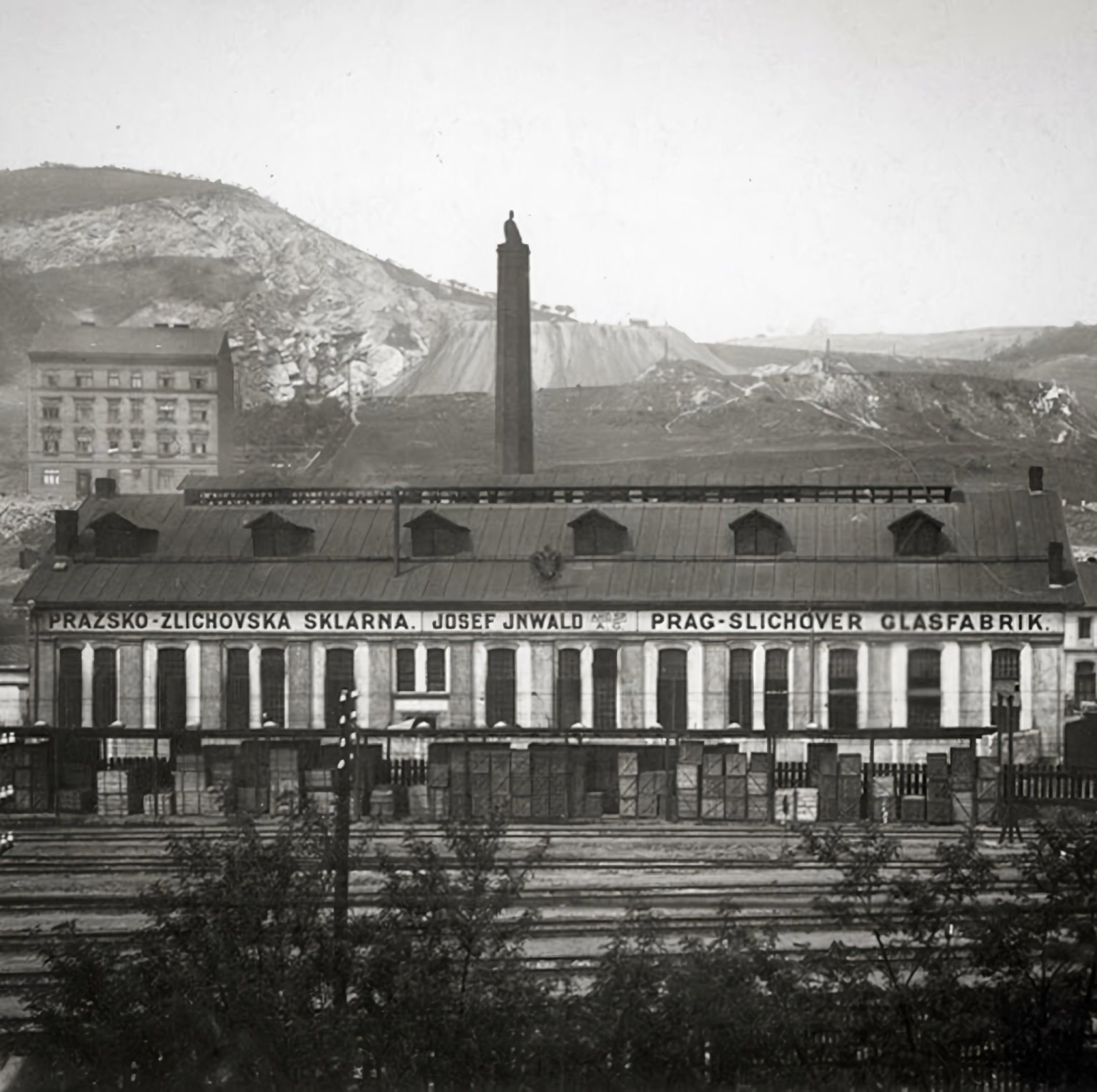 Jednm zcenter Inwaldova impria abyla odroku 1878 sklrna vpraskm Zlchov. Vdobch nejvt slvy zamstnvala asi 500 lid, ve30. letech minulho stolet vak nepeila svtovou hospodskou krizi.