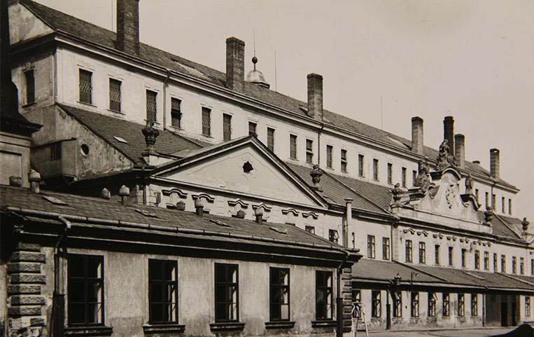 Kutnohorsk tabaka vyrb tabkov produkty varelu bvalho cistercickho kltera u vce ne 200 let. Odklasickch produkt u zvod postupn pechz kbezdmnm alternativm.