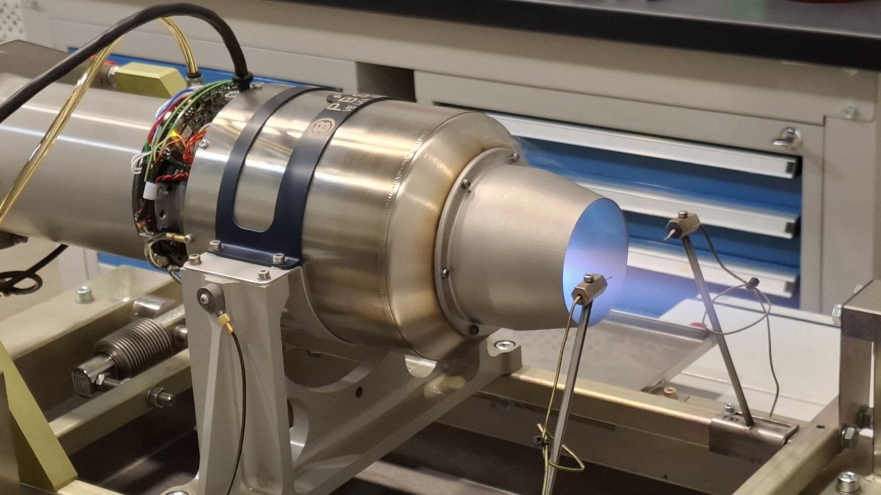 U leteckých motorů stojí proti sobě jejich tah, velikost a hmotnost. Na fotce dosud nejvýkonnější motor PBS TJ200.