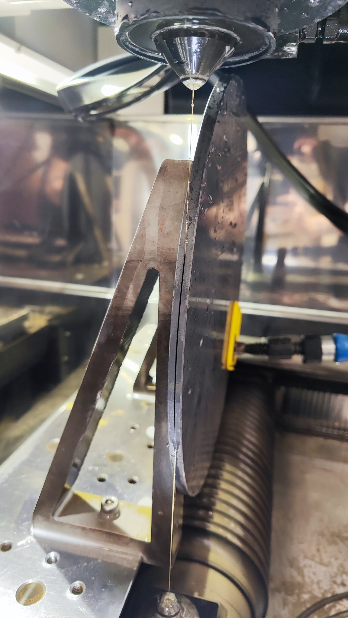 Experiment�ln� pracovi�t� na Fakult� strojn� V�B–TUO p�i p��prav� zkou�ek dezintegrace polovodiv� keramiky pomoc� elektroerozivn�ho dr�tov�ho �ez�n�