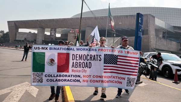 Američtí občané žijící v Mexico City protestovali proti svému prezidentovi,...