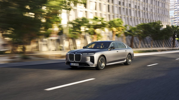 Modernizované BMW řady 7 Tobias Rausch z AfD od automobilky k využívání...
