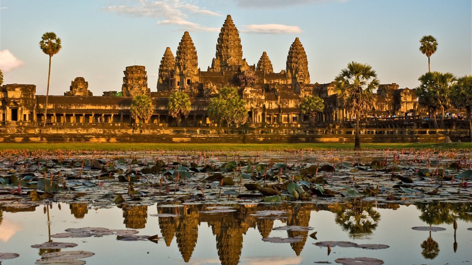 Snmn povrchu zem z letadla pomoc laseru odhalilo s silnic a kanl, kter dvaj tuit podobu starobylho a runho msta, kter organicky jako pavuina spojovalo chrmov komplex Angkor Wat.