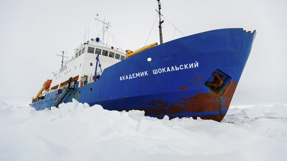 Rusk lo Akademik okalskij, kter uvzla mezi krami v Antarktid
