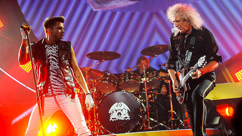 Zpvk Adam Lambert a kytarista Brian May.