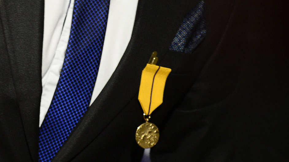 Filip Ren od prezidenta Miloe Zemana v jnu obdrel Medaili Za zsluhy.
