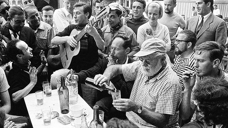 Ernest Hemingway roku 1959 ve panlsk Pamplon.