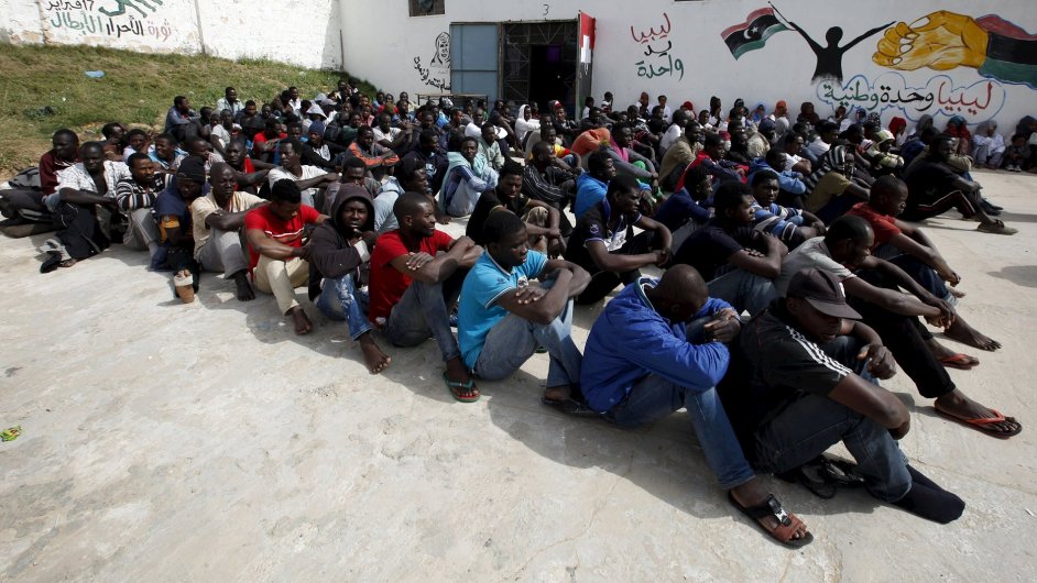 Imigranti v uprchlickm tboe v Tripolisu. Na konci dubna se chtli z Afriky dostat na lodch do Itlie - ilustran foto.