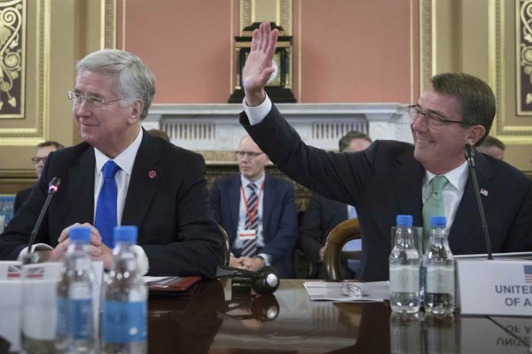 Carter a Fallon, minist�i zahrani�&iacute; USA a UK