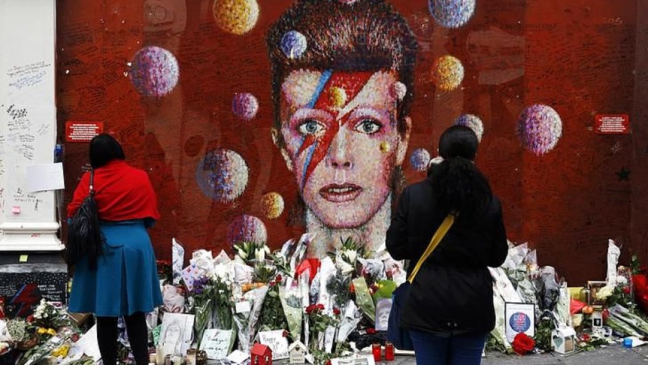 Na snmku je nstnn malba na domu na jihu Londna, kter pipomn zpvka Davida Bowieho.