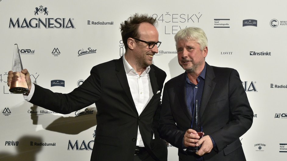 Na snmku s eskmi lvy za film Masaryk jsou reisr Julius evk a producent Rudolf Biermann.