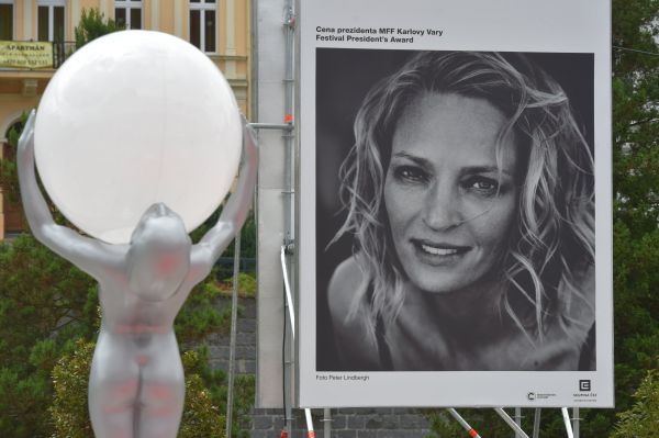 V Karlov&yacute;ch Varech ji� vrchol&iacute; festivalov&eacute; p�&iacute;pravy. Na sn&iacute;mku je billboard s jednou z hv�zd leto&scaron;n&iacute;ho ro�n&iacute;ku, americkou here�kou Umou Thurmanovou.
