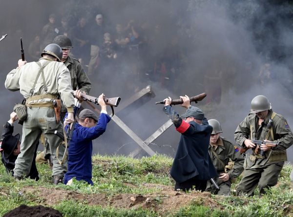 Ve Vojensk&eacute;m technick&eacute;m muzeum v Le&scaron;anech se 2. z&aacute;�&iacute; uskute�nil tankov&yacute; den. Na sn&iacute;mku je uk&aacute;zka p�ipom&iacute;naj&iacute;c&iacute; boje mezi americkou a n�meckou arm&aacute;dou za druh&eacute; sv�tov&eacute; v&aacute;lky.
