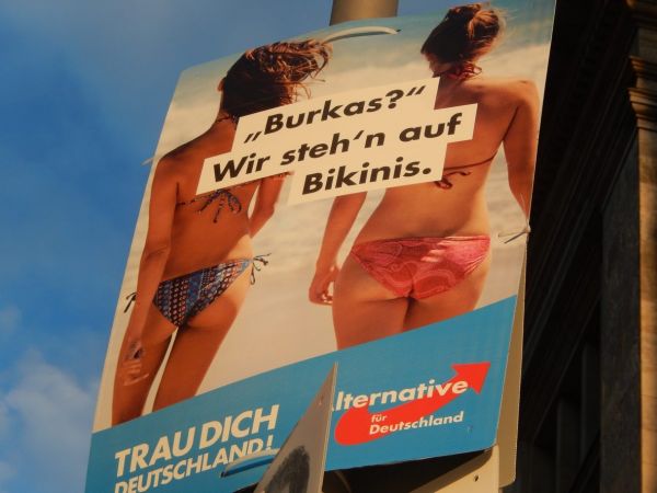 "Chceme bikiny, ne burky." N�mecko zaplavily p�edvolebn&iacute; plak&aacute;ty