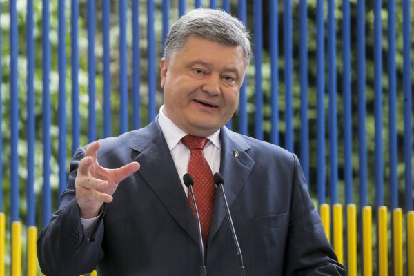 Petro Poro&scaron;enko prohl&aacute;sil, �e volby v Donbase se mohou uskute�nit pouze v p�&iacute;pad� povol&aacute;n&iacute; evropsk&eacute; ozbrojen&eacute; policejn&iacute; mise.