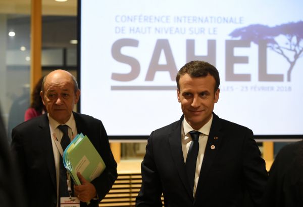 Francouzský ministr zahranií Jean-Yves Le Drian, Emmanuel Macron