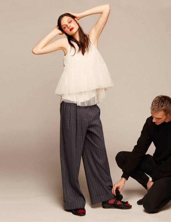 Top, kalhoty, oboje Brunello Cucinelli (prodává Alizé); boty, Carven (prodává Alizé).