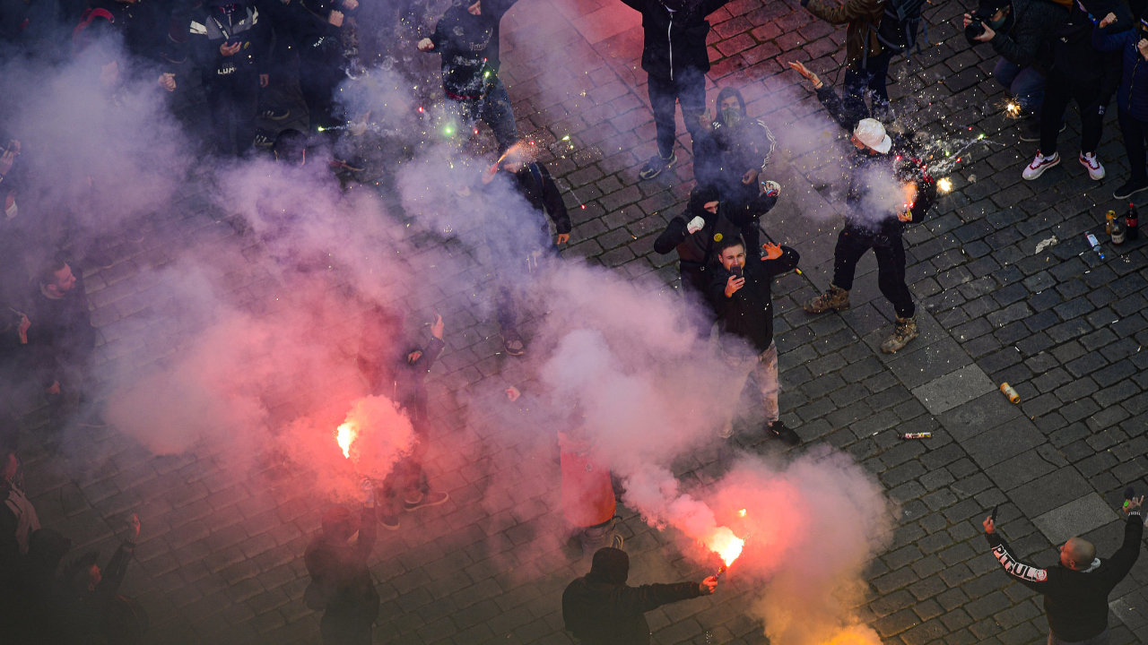 Protest fotbalových fanoušků proti vládním nařízením v souvislosti s koronavirovou pandemií 18. října 2020 v Praze.