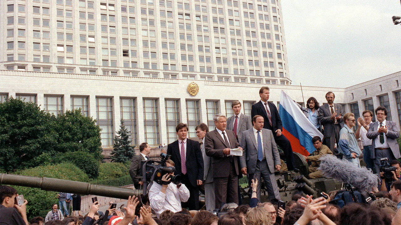 Jelcin stojc na tanku ped Blm domem (ruskm parlamentem)