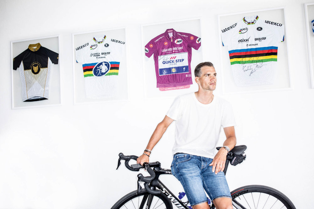 V garáži poblíž penzionu si Štybar uchovává jak vybavení, tak i cyklistické artefakty z minulosti: trofeje, vítězné dresy, a to i ty, které mu věnovali soupeři.