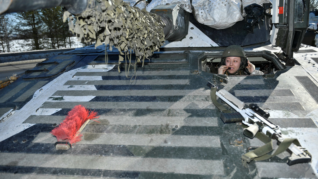 Řidička tanku švédské armády při cvičení Northern Wind se spojenci z NATO v březnu 2019. Švédsko uplatňuje koncept „totální obrany“.