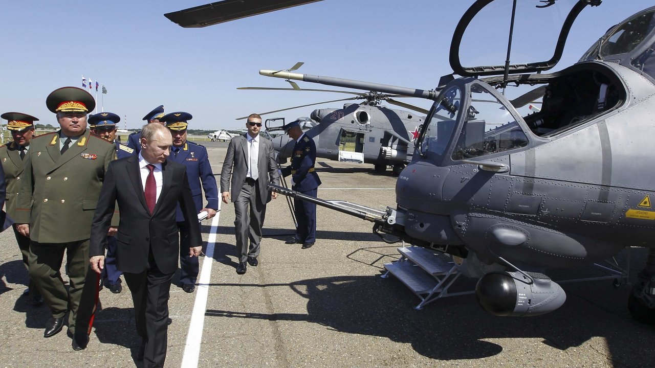 Vladimir Putin na prohldce vojensk zkladny v Korenovsku