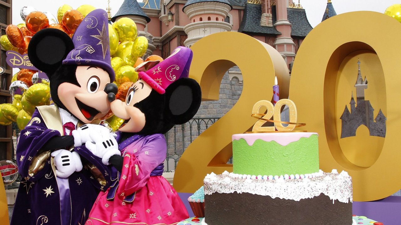 Mickey Mouse a  Minnie slav 20 let paskho Disneylandu.