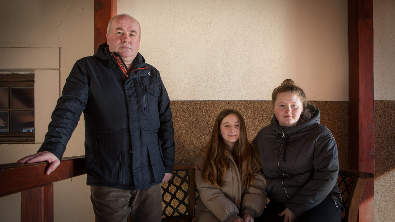 Vasyl Dzhuhan, majitel pivovaru Daick sklepy, Anastasia Krutagalova (17) a Oxana Krutagalova (13), ubytovn, uprchlci, Ukrajinci, Ukrajina, Daice, 2. 3. 2022
