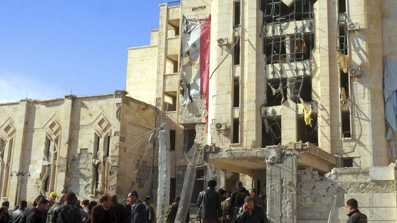 Znien budova v syrskm mst Aleppo