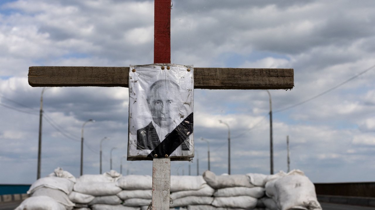 „Putinùv hrob“. Køíž na fingované Putinovì hrobce poblíž ukrajinského mìsta Dnipro.