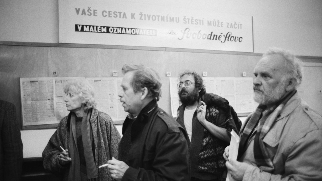 Budoucí prezident: Václav Havel 23. listopadu 1989 míøí na balkon v budovì Melantrichu na pražském Václavském námìstí, aby pronesl jeden ze svých prvních projevù.