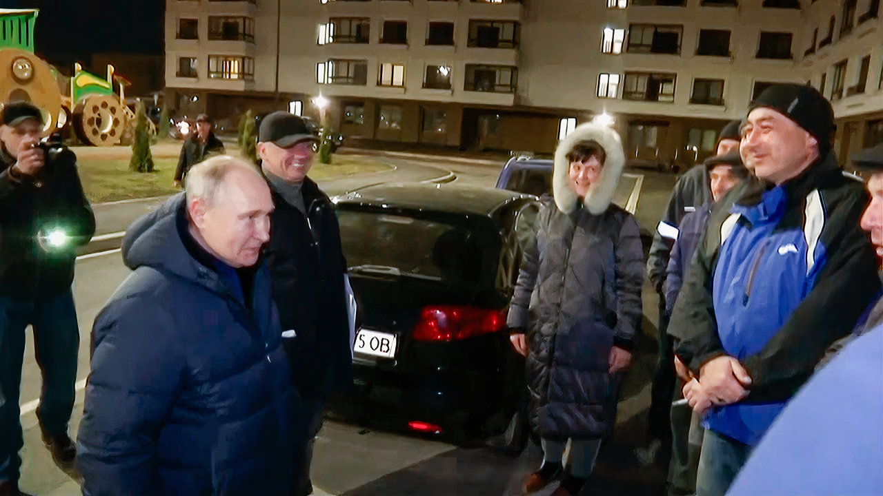 Vladimir Putin hovo s mstnmi obyvateli bhem sv nvtvy Mariupolu v Ruskem kontrolovan Donck oblasti