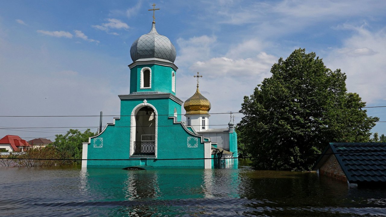 Zaplavený kostel v obci Hola Prystan v Charkovské oblasti. Dùsledek znièení Kachovské pøehrady.