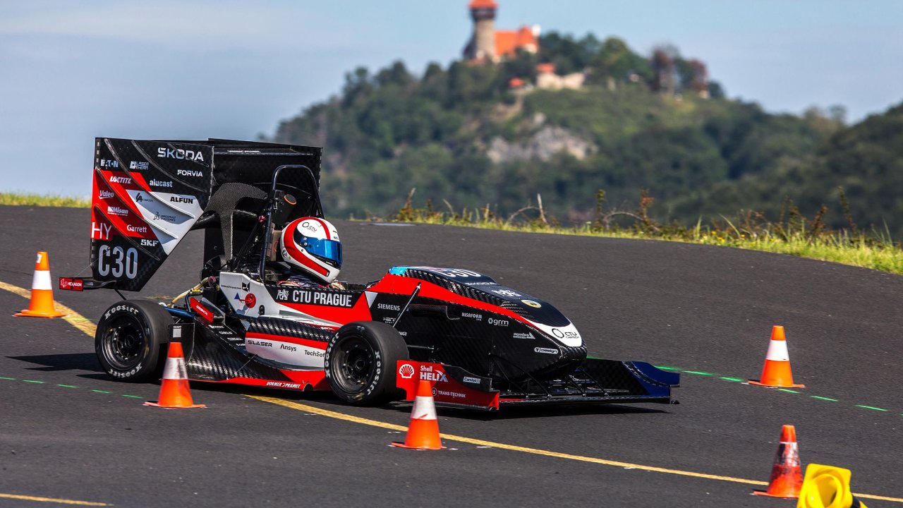 Zvody studentskch formul na okruhu v Most v rmci celosvtov inenrsk soute Formula Student (na snmku monopost z dlny prask VUT).