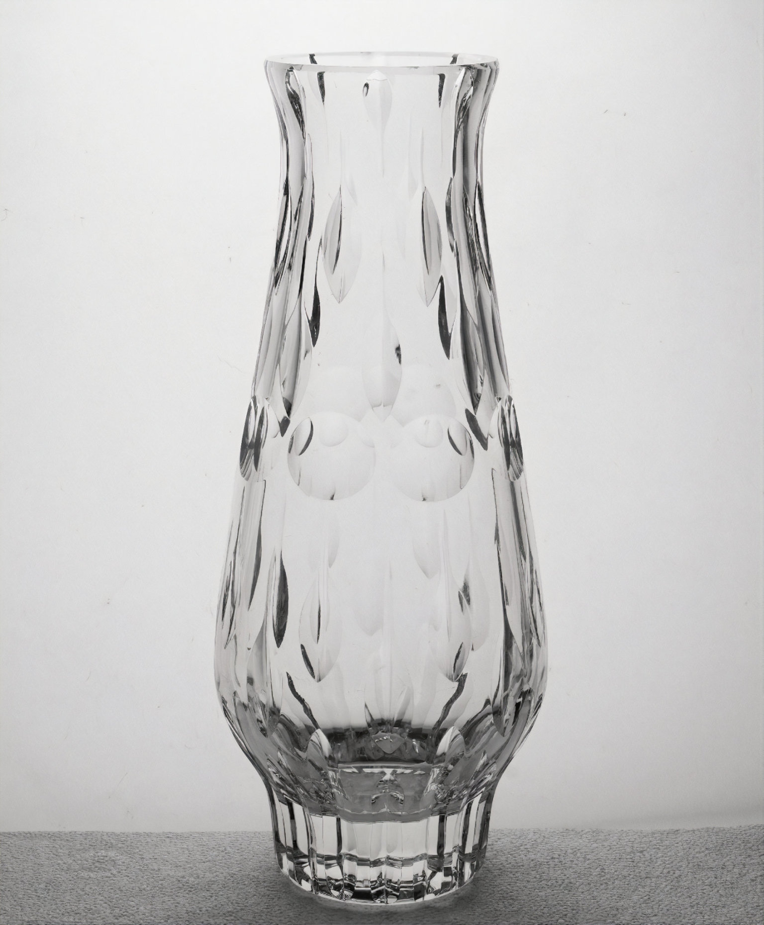 Olovnat kil sbral mezinrodn ceny abyl dobrm vvoznm artiklem izasocialismu. Mnoho takovch kus vybrousili vesklrn vsob podle nvrh vtvarnka Josefa Pravce, otceautora lnku.