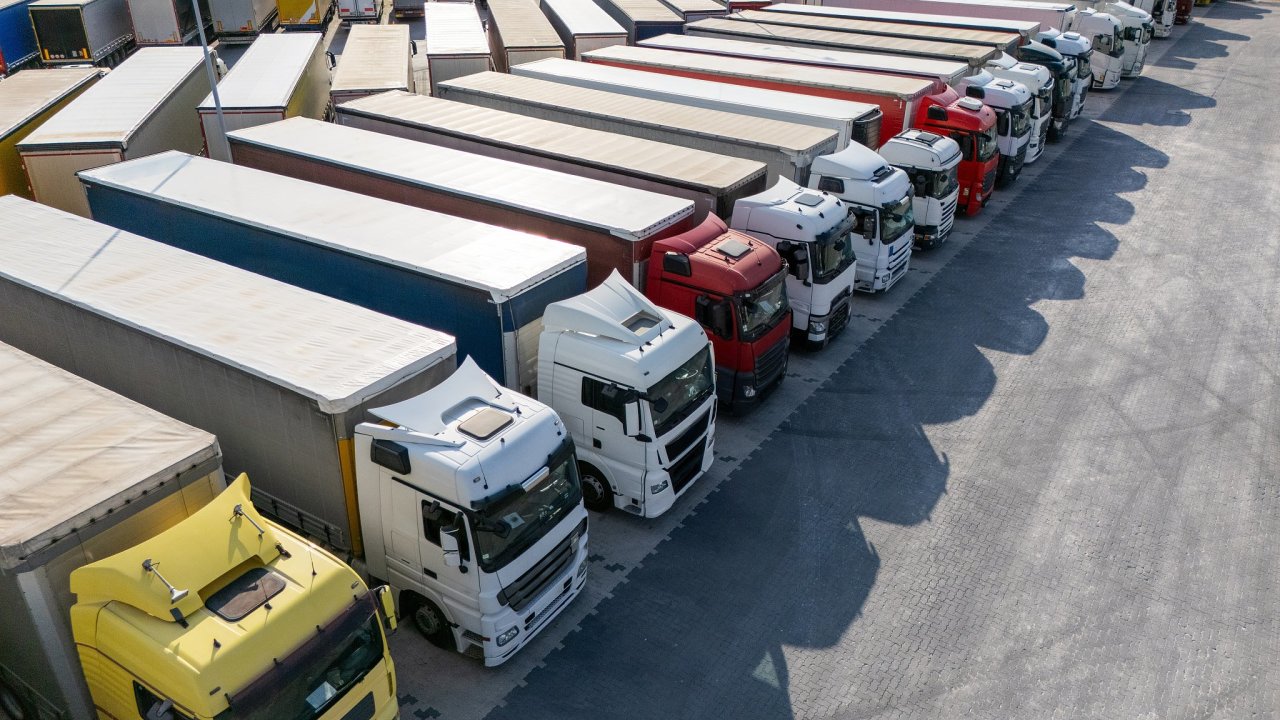 parkovit nkladnch automobil v logistickm centru